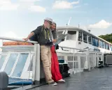 Para podróżnych z mapą przy promie. Zastanawiają się, czego nie można zabrać na prom, planując podróż.