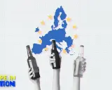 Trzy ręce unoszą butelki piwa na tle mapy Europy z gwiazdami UE. Spożycie alkoholu w Europie w ruchu.