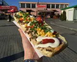 Długie zapiekanki z kukurydzą, pomidorami i sosami to idealne dobre jedzenie na trasie Kraków-Rzeszów.