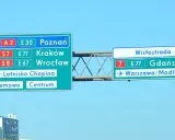 Oznaczenie drogi krajowej z kierunkami na Poznań, Kraków, Wrocław, Lotnisko Chopina, Bemowo, Centrum, Gdańsk i Warszawę/Modlin.