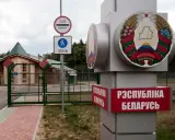 Granica Białorusi. Znak "Rzeczpospolita Białoruś" i godło kraju. Ruch bezwizowy Białoruś ułatwia podróżowanie.
