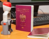 Polski paszport i pieczątka na biurku. Czy do Bośni i Hercegowiny potrzebny jest paszport? Tak, dla obywateli spoza UE.