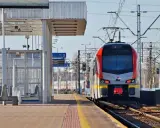 Nowy pociąg na peronie w Skierniewicach, gotowy do odjazdu. Trasa w kierunku Zgierza.