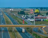 Droga ekspresowa z ruchem samochodów i ciężarówek, przy której znajduje się stacja Orlen i McDonald's. To idealne miejsce na krótki postój, czyli **mop skrót**.