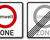 Znaki drogowe w Niemczech: wjazd do strefy ekologicznej (UmweltZONE) i jej koniec.