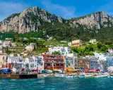 Kolorowe budynki na zboczu góry tworzą malowniczy widok na wyspie Capri.