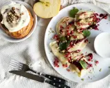 Pyszne pierogi z granatem i pistacjami, słodka bułka z kremem i jabłko. Idealne dobre jedzenie na trasie Warszawa-Lublin.