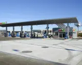 Nowoczesne stacje paliw na A4 zadaszone, z dystrybutorami i budynkiem obsługi.