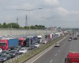 Korek na S8, gdzie odcinkowy pomiar prędkości może być przyczyną spowolnienia. Długi sznur ciężarówek i samochodów osobowych.