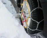 Łańcuchy na kołach pomagają, gdy trzeba je założyć na śliskiej nawierzchni.
