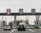 Korki na bramkach na autostradzie. Znaki pokazują symbole euro i przekreślone na czerwono pole.