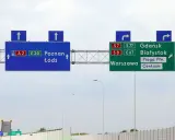 Znaki drogowe wskazują oznaczenie drogi wojewódzkiej A2, E30 do Poznania i Łodzi, a także S7, E77 do Gdańska, S8, E67 do Białegostoku i Warszawy.