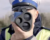 Policjant mierzy prędkość. W Polsce obowiązuje tolerancja przekroczenia DMC, ale lepiej nie ryzykować.