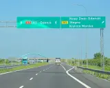 Zielony znak drogowy z napisem "S7 E77 Gdańsk" i "Nowy Dwór Gdański", "Stegna", "Krynica Morska".