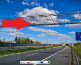 Czerwona strzałka wskazuje na bramownicę z urządzeniami do odcinkowego pomiaru prędkości na A4.