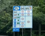 Znak drogowy w Polsce. Informuje, ile można jechać z przyczepką: 70 km/h poza terenem zabudowanym, 80 km/h na drogach ekspresowych.