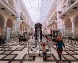 Dzieci zwiedzają Muzeum Ewolucji PAN, jedno z najciekawszych muzeów w Warszawie, podziwiając szkielet mamuta.