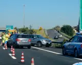 Wypadek na autostradzie. Policja zabezpiecza teren. Zielona karta gdzie potrzebna? Może do ubezpieczenia pojazdu po kolizji.
