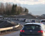 Korek na sieradz trasa. Samochody stoją w długiej kolejce na drodze z widokiem na góry i las.