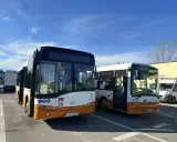 Dwa autobusy miejskie ZKM Sandomierz, gotowe do podróży. Odległość Busko Zdrój Sandomierz pokonają szybko.