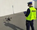 Policjant steruje dronem, który może pomóc ustalić, po jakim czasie przychodzi mandat z drona.
