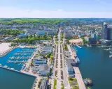 Widok na Gdynię z lotu ptaka. Widać port jachtowy, plażę i zabudowę miejską. Odległość do Wejherowa jest spora, ale widok zapiera dech.