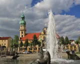 Fontanna z fokami i kościół w tle – to właśnie tychy, co warto zobaczyć.
