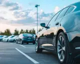 Czarne auto na parkingu, gotowe do podróży. Marzy Ci się rejestracja SK zagranica?
