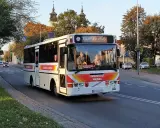 Autobus miejski "Turbuss" na lubartowskiej trasie, z napisem "Komunikacja Miejska".
