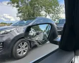 Korek na drodze do Mielna. W lusterku widać rząd samochodów, które utknęły w korku.
