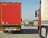 Ciężarówki na autostradzie. Kierowcy powinni znać taryfikator mandatów dla ciężarówek w Niemczech, by uniknąć kar.