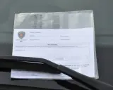 Wezwanie od Straży Miejskiej za złe parkowanie. Dokument zawiera pieczęć Straży Miejskiej Warszawa, numer alarmowy 986 i pole do wpisania przyczyny wezwania.