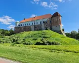 Zamek na wzgórzu, zielona trawa, błękitne niebo. Może to najkrótsza trasa do Sandomierza?