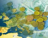 Mapa Europy na tle polskich banknotów i monet. Czy w Norwegii można płacić euro? Obraz sugeruje pytania o waluty w Europie.