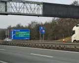 Znak drogowy A4 Wrocław z kierunkami Krapkowice, Kędzierzyn-Koźle, Gogolin. Obok znak odcinka objętego monitoringiem.