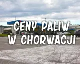 Stacja paliw z samochodami i cysterną. Napis "Ceny paliw w Chorwacji" informuje o kosztach tankowania.
