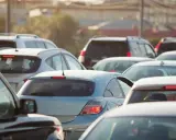 Korki na trasie do Mrzeżyna. Samochody stoją w długim sznurze, tworząc zator.