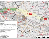 Mapa pokazuje przebieg trasy S10 i S50, z zaznaczonymi odcinkami inwestycji, węzłami i granicami.