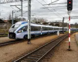 Pociąg Intercity stoi na torach. Zastanawiasz się, jak dojechać do Płocka? Pociągiem to świetny pomysł!
