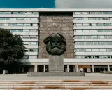 Pomnik Karola Marksa w Chemnitz, jedna z głównych atrakcji miasta, na tle modernistycznego budynku.