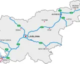 Mapa Słowenii z zaznaczonymi autostradami A1, A2, A3, A4, A5 i głównymi miastami: Lublana, Maribor, Celje, Kranj, Koper, Nova Gorica, Novo Mesto, Velenje, Ptuj, Murska Sobota.