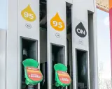 Rodzaje paliwa: dystrybutory z oznaczeniami 95 (E5) i ON (B7) na stacji paliw.