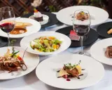 Elegancka kolacja we Francji: homar, steki, sałatka Cezar i desery. Idealne menu, by dowiedzieć się, co zjesc we Francji.