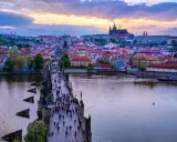 Zachód słońca nad Pragą, tłumy na Moście Karola i majestatyczny zamek. To jedne z najpiękniejszych czeskie atrakcje turystyczne.