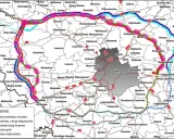 Mapa pokazuje proponowane korytarze dróg ekspresowych wokół Warszawy, z zaznaczonymi utrudnieniami na dk 50.