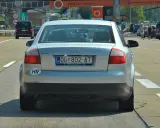 Srebrny Audi z chorwackimi tablicami rejestracyjnymi hr. OG 802-AT na autostradzie.