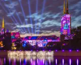 Ostrów Tumski we Wrocławiu nocą, iluminacje budynków i rzeki. Co zobaczyć? Niezapomniane widowisko!