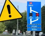 Uwaga! Francja samochodem: znak ostrzegawczy i tablica informująca o bramkach opłat (péage) na autostradzie A6 w kierunku Paryża.