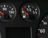 Wskaźnik paliwa w Renault Master pokazuje, że zostało go niewiele, prawie na rezerwie. Obok widać wskaźnik temperatury silnika.