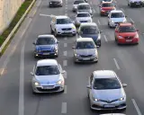 Korki na drodze, kierowcy spieszą się, byle tylko nie dostać mandatu za zajechanie drogi.